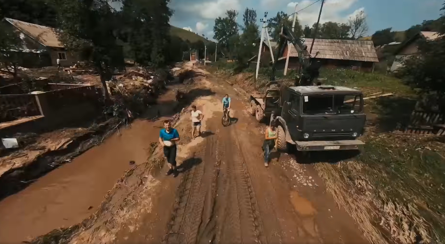 &quot;У цих очах немає страху&quot;: на Закарпатті дівчинка врятувала чотирьох дітей від повені