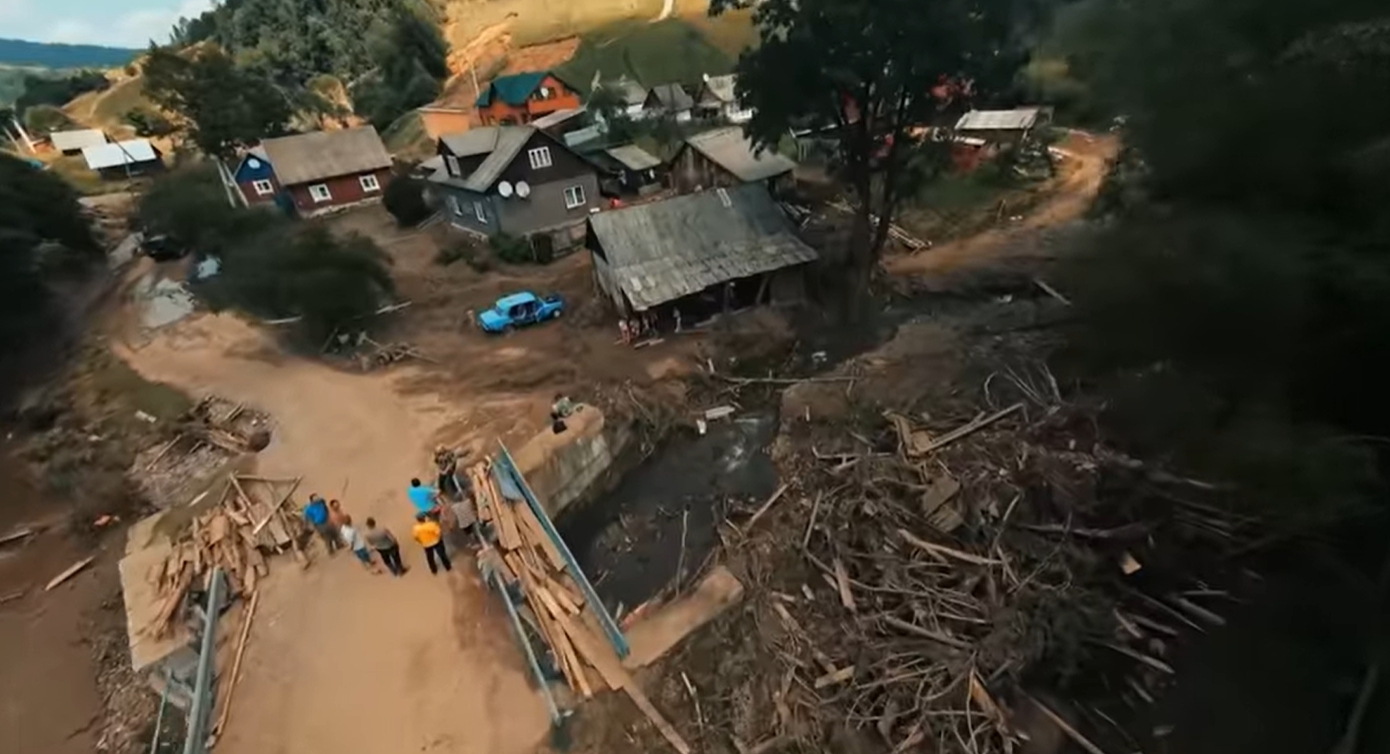 &quot;У цих очах немає страху&quot;: на Закарпатті дівчинка врятувала чотирьох дітей від повені