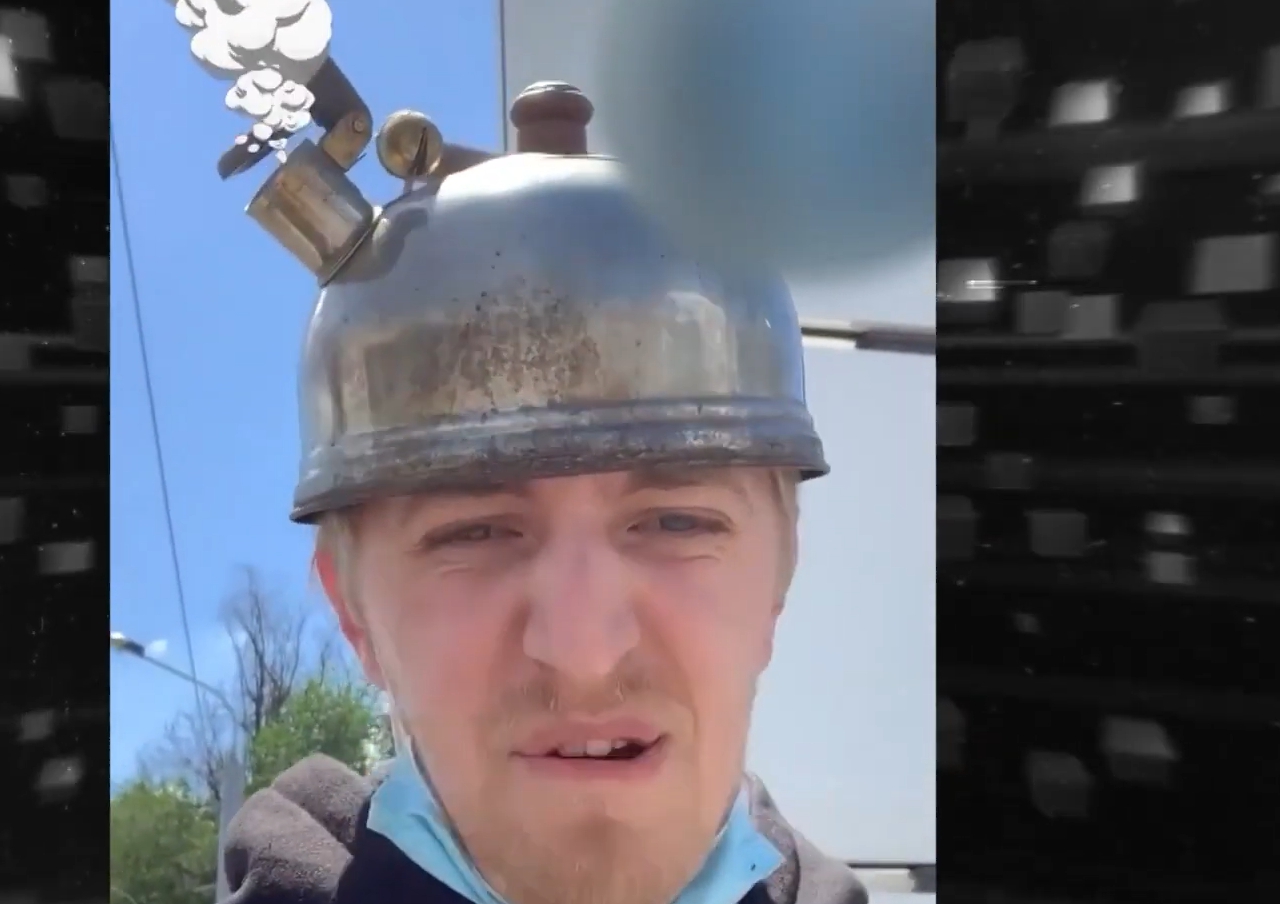 Репершу Alyona Alyona застукали на вулиці з коханим: хто він і як виглядає