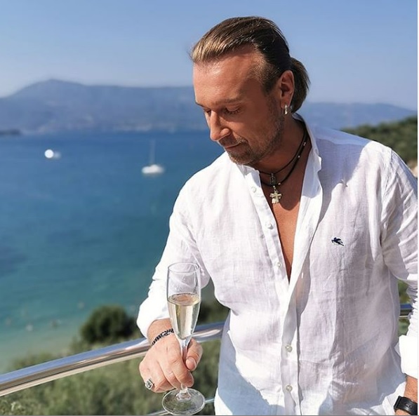 Як можна бути таким прекрасним? Винник на острові з келихом зачарував шанувальниць (фото)