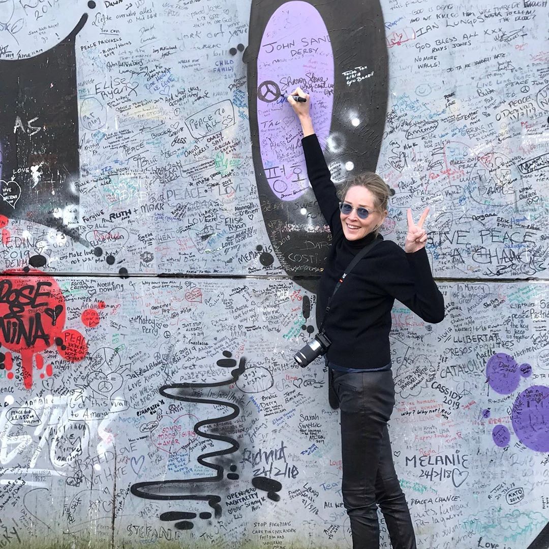 Ей точно 61? Шэрон Стоун похвасталась стройной фигурой в узких кожаных брюках