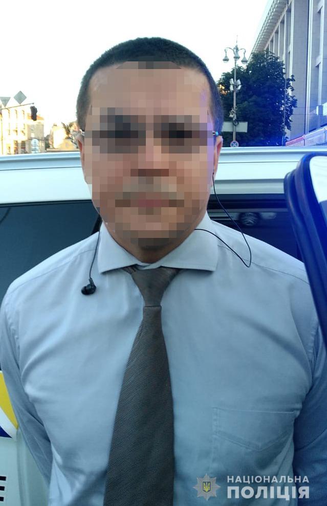 В центре Киева мужчина поджог автомобиль