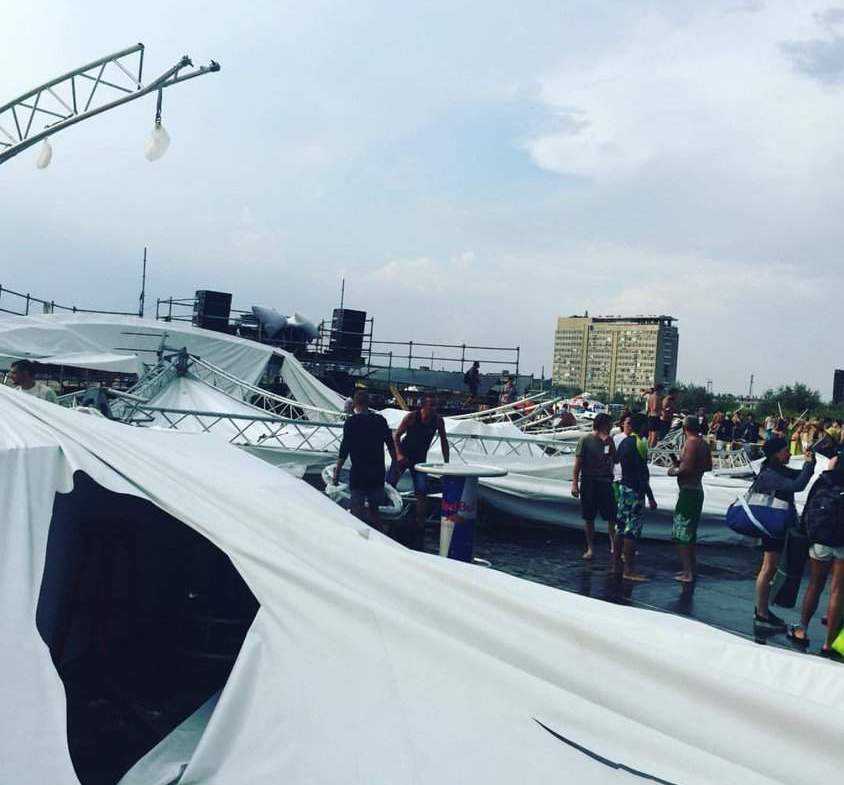 Ураган в Затоке снес сцену на фестивале, есть погибшие и раненые