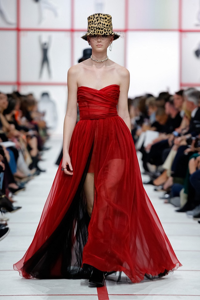 Бунт, классика и феминизм: легендарный дом Dior представил в Париже новую коллекцию