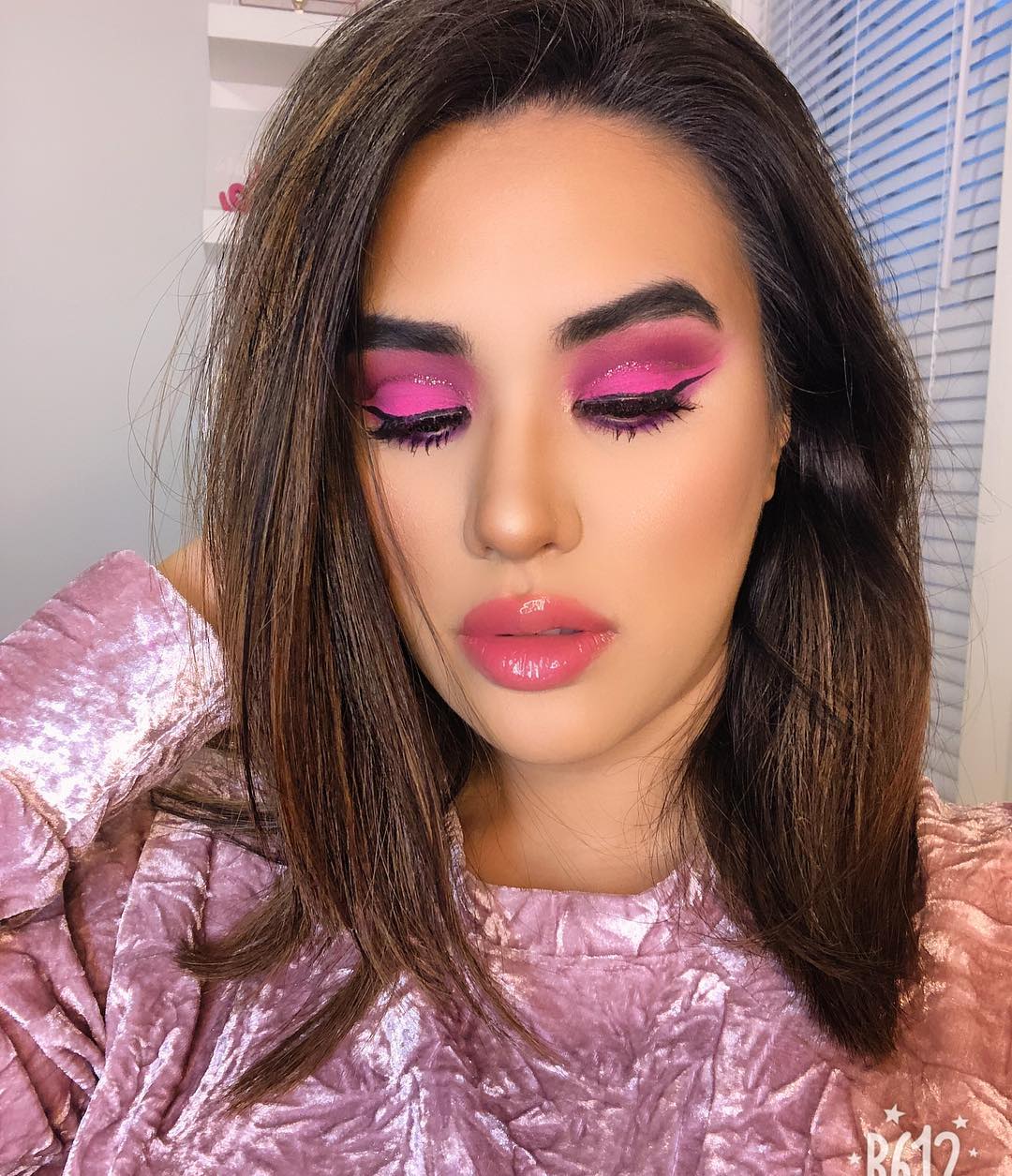 Разноцветная игривость: в сети "сходят с ума" по макияжу в стиле 80-х (яркие фото)