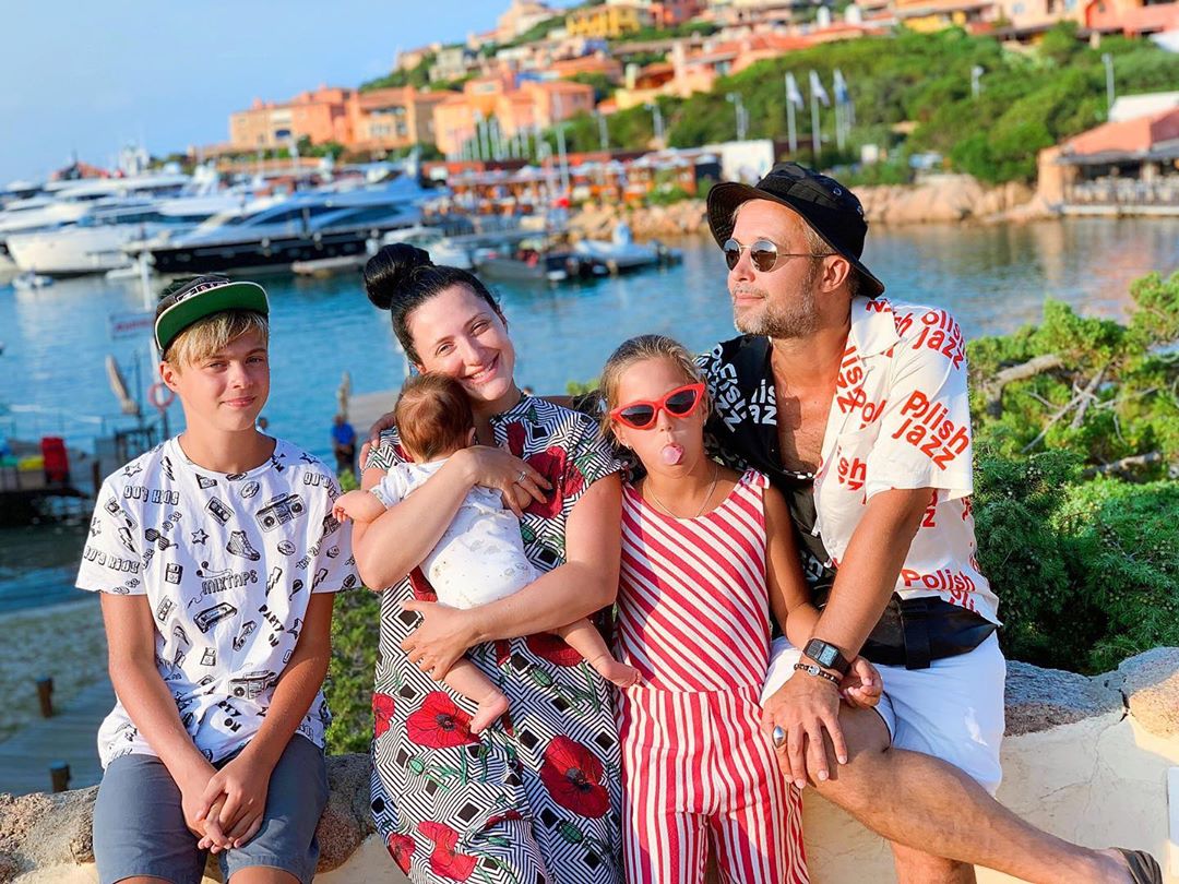 Мама на отдыхе: Снежана Бабкина покорила ярким фото с мужем и детьми