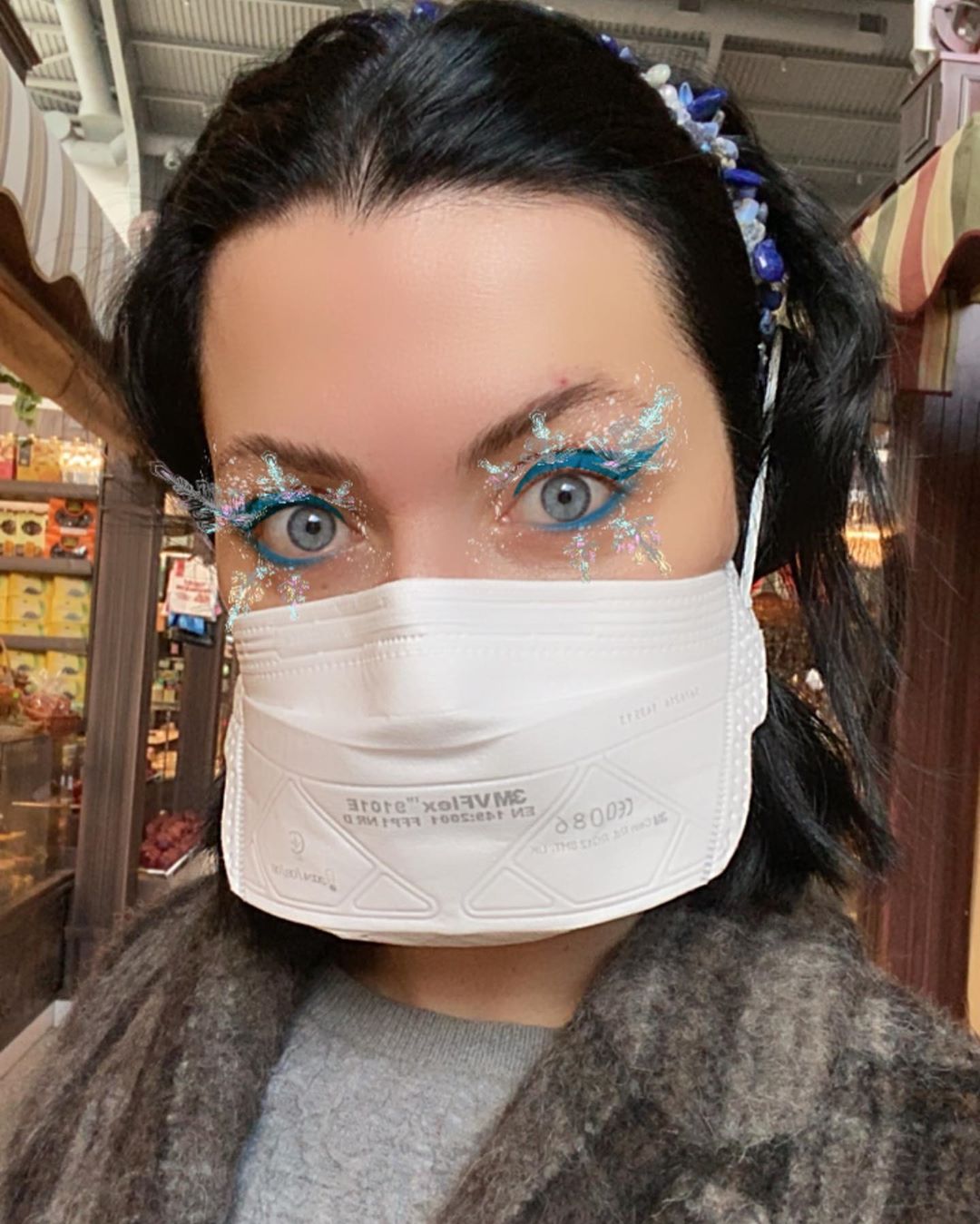 Безопасно-нарядна: Снежана Бабкина показала свой образ на время карантина