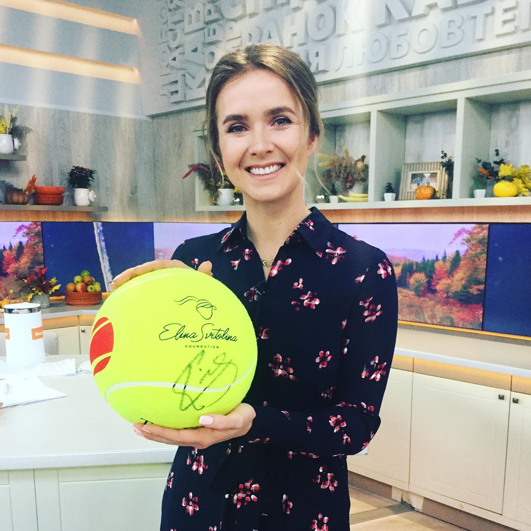 Була б ведучою: Еліна Світоліна блиснула стрункими ніжками в сукні від українського дизайнера