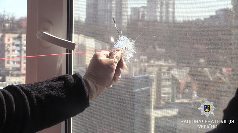 У Києві затримали чоловіка, який стріляв по вікнах будинків