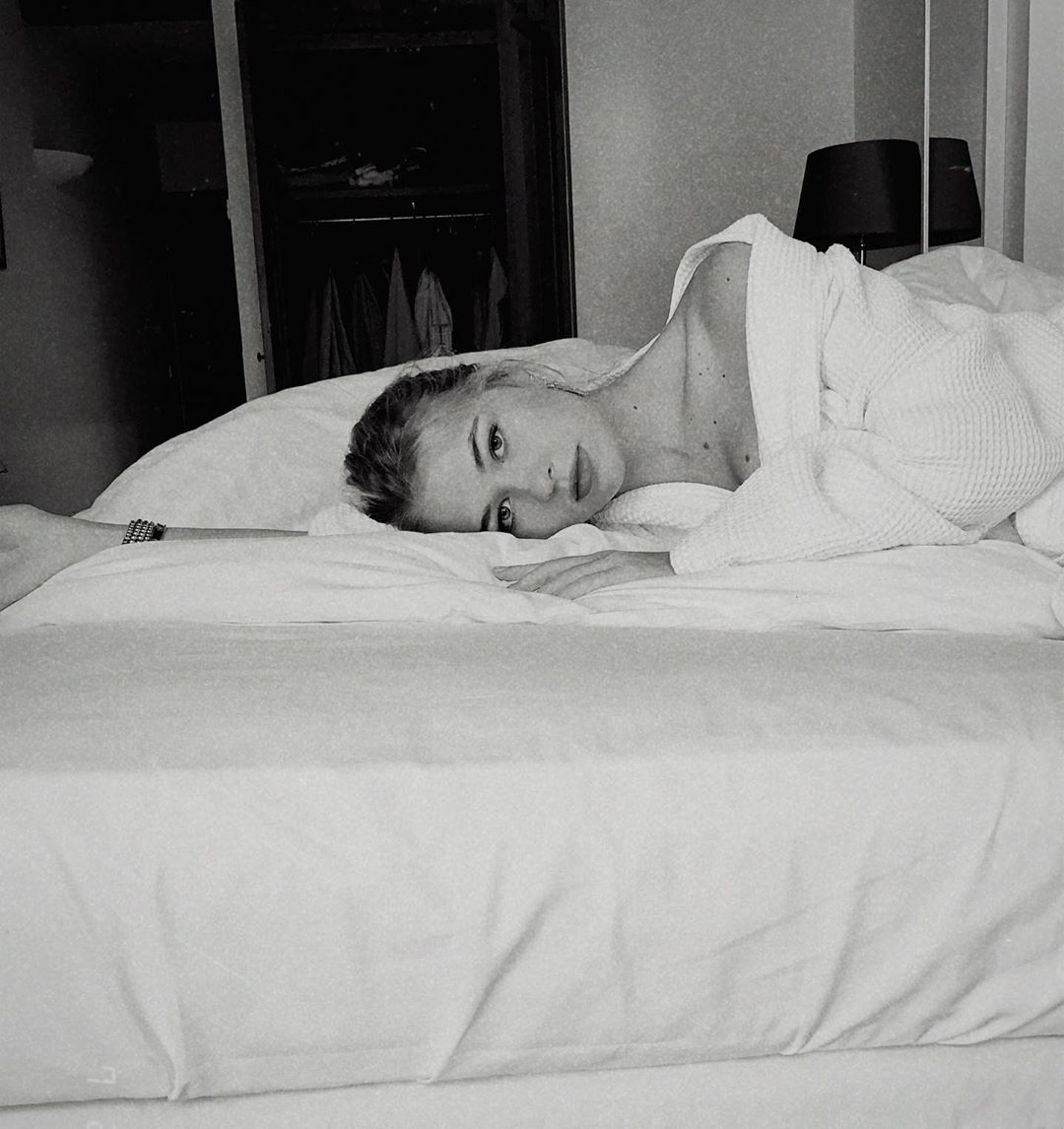 Ніби Кейт Мосс: дочка Віри Брежнєвої розбурхала мережу постільним фото