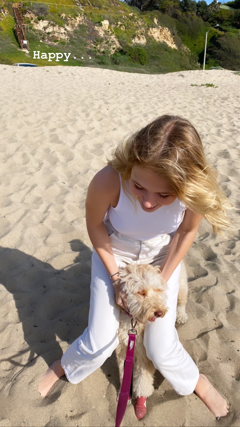 Солнышки: дочь Веры Брежневой с бойфрендом поддалась порыву чувств на пляже