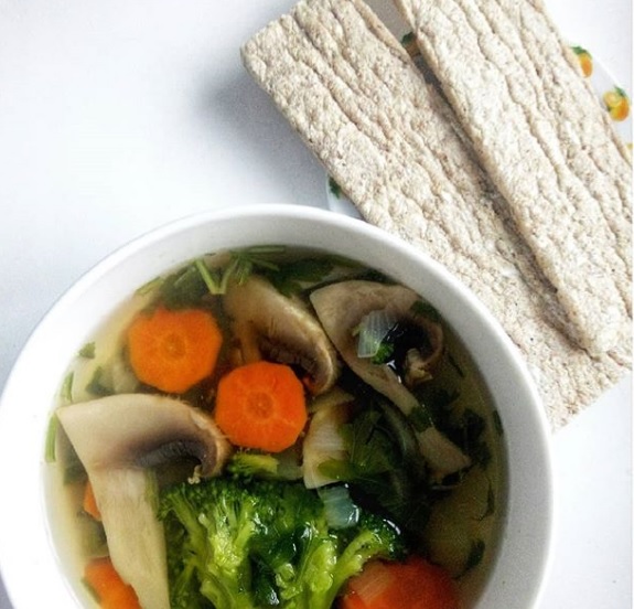 Праздники продолжаются: простой рецепт супа от похмелья