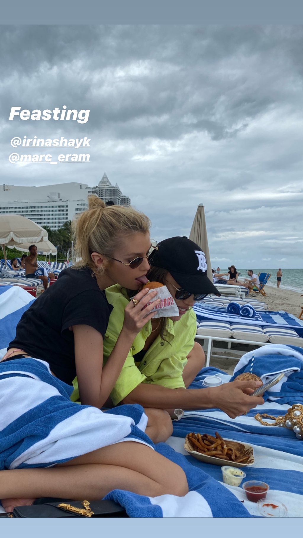 Горячо! Ирина Шейк и Стелла Максвелл восхитили сексуальными телами в пикантных нарядах