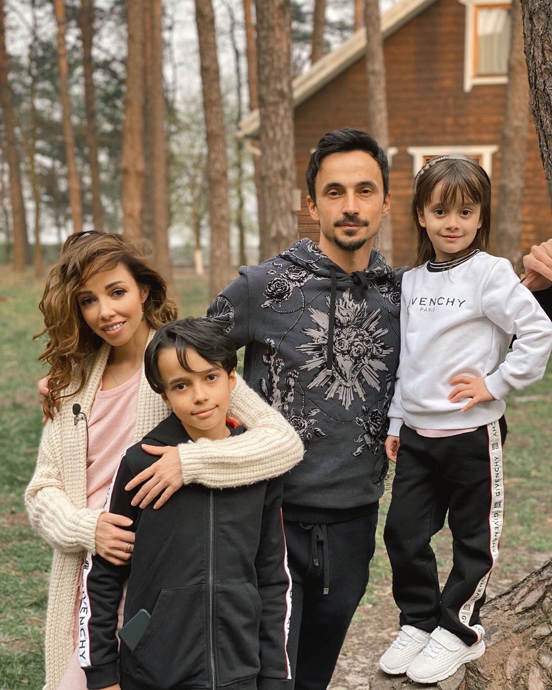 На кого похожи? Александр Стоянов умилил семейным портретом с женой и детьми