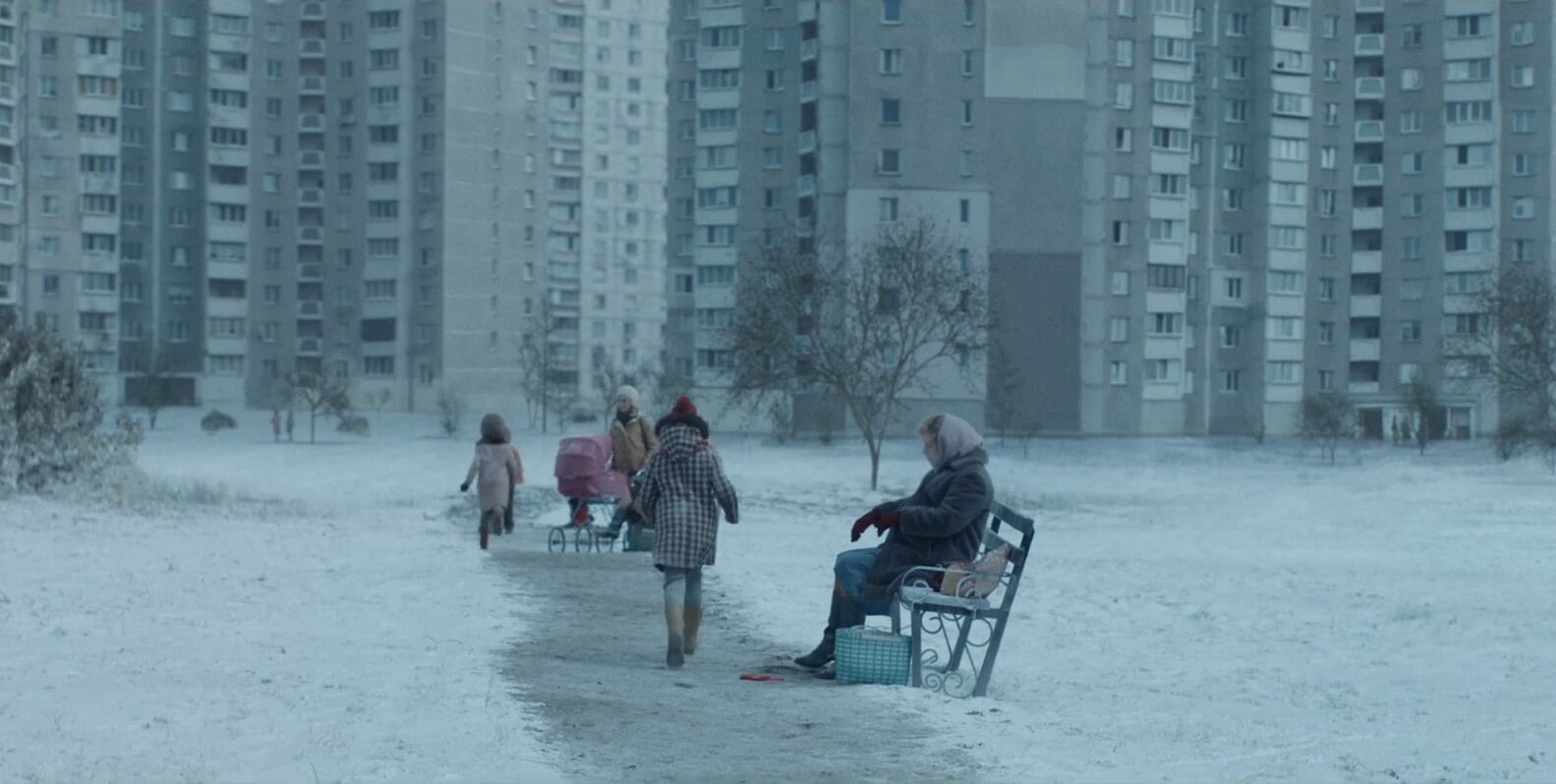 Літо перетворили на зиму: як на київській Троєщині знімали "Чорнобиль" (відео)