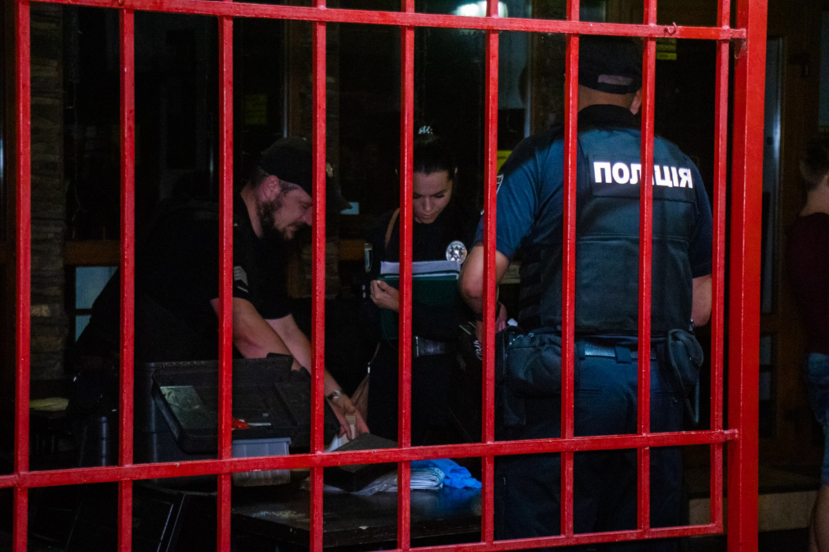 Разозлила собака: в Киеве мужчина стрелял по посетителям кафе (фото)