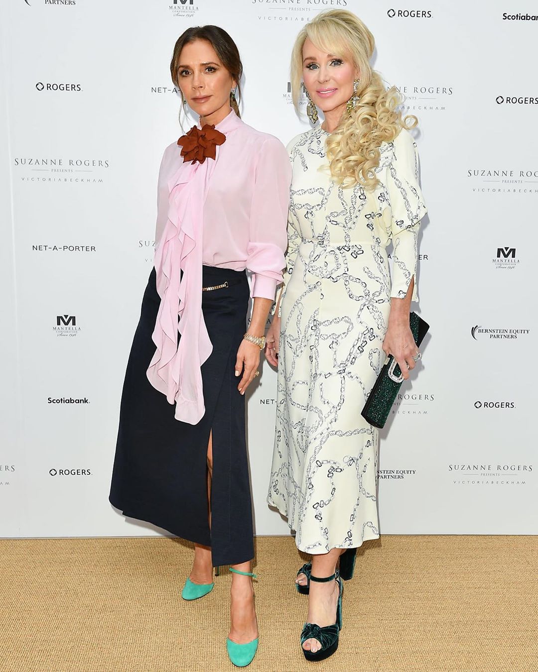 Ніжна блуза і яскраві туфлі: Вікторія Бекхем вчить поєднувати речі контрастних відтінків