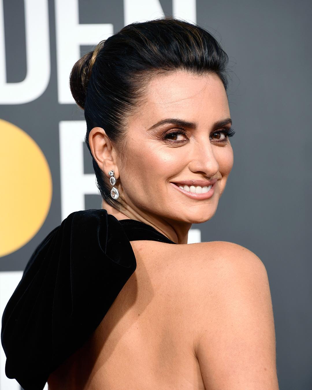 Дикая пантера: Пенелопа Крус прогулялась по джунглям в вечернем платье 