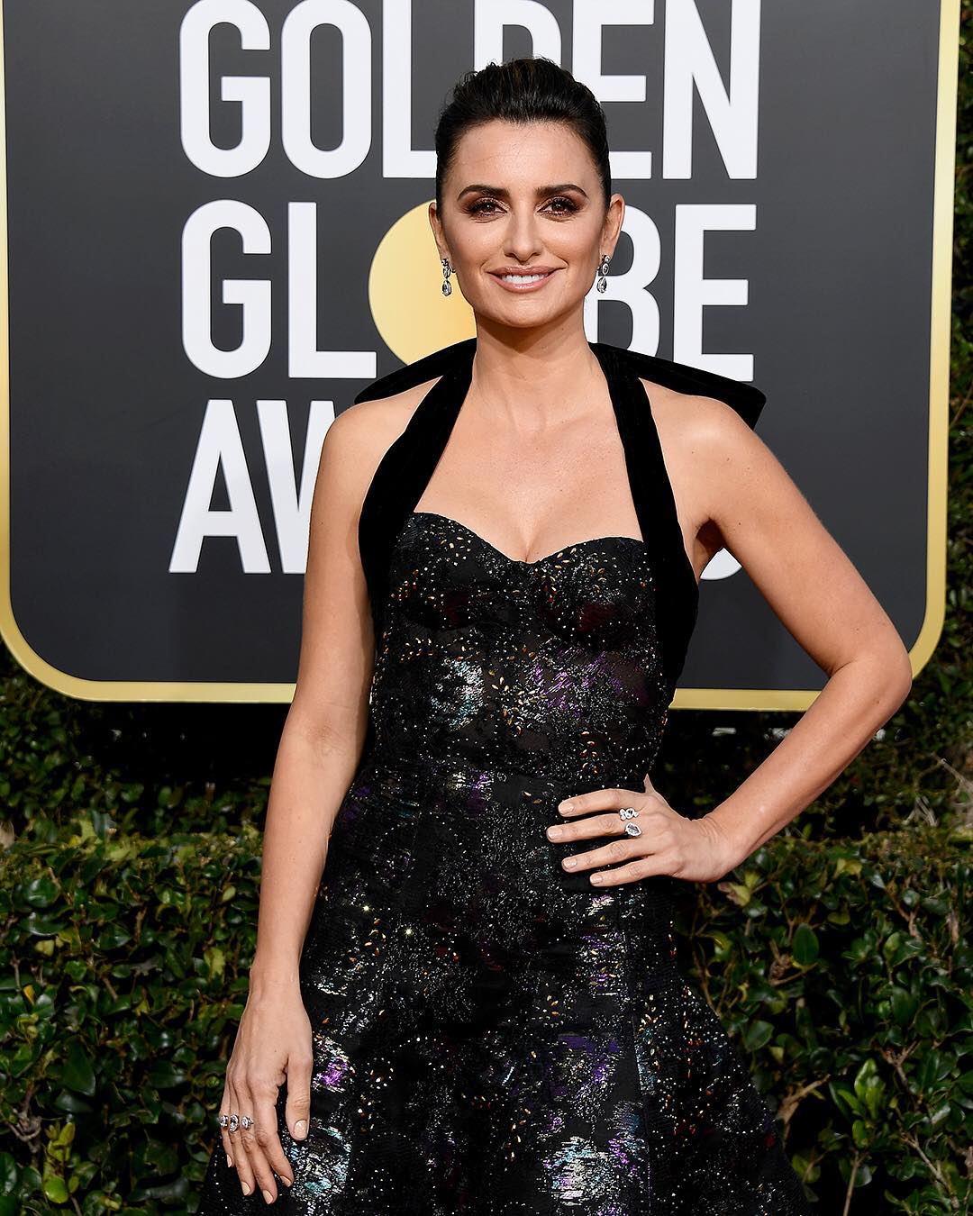 Дикая пантера: Пенелопа Крус прогулялась по джунглям в вечернем платье 