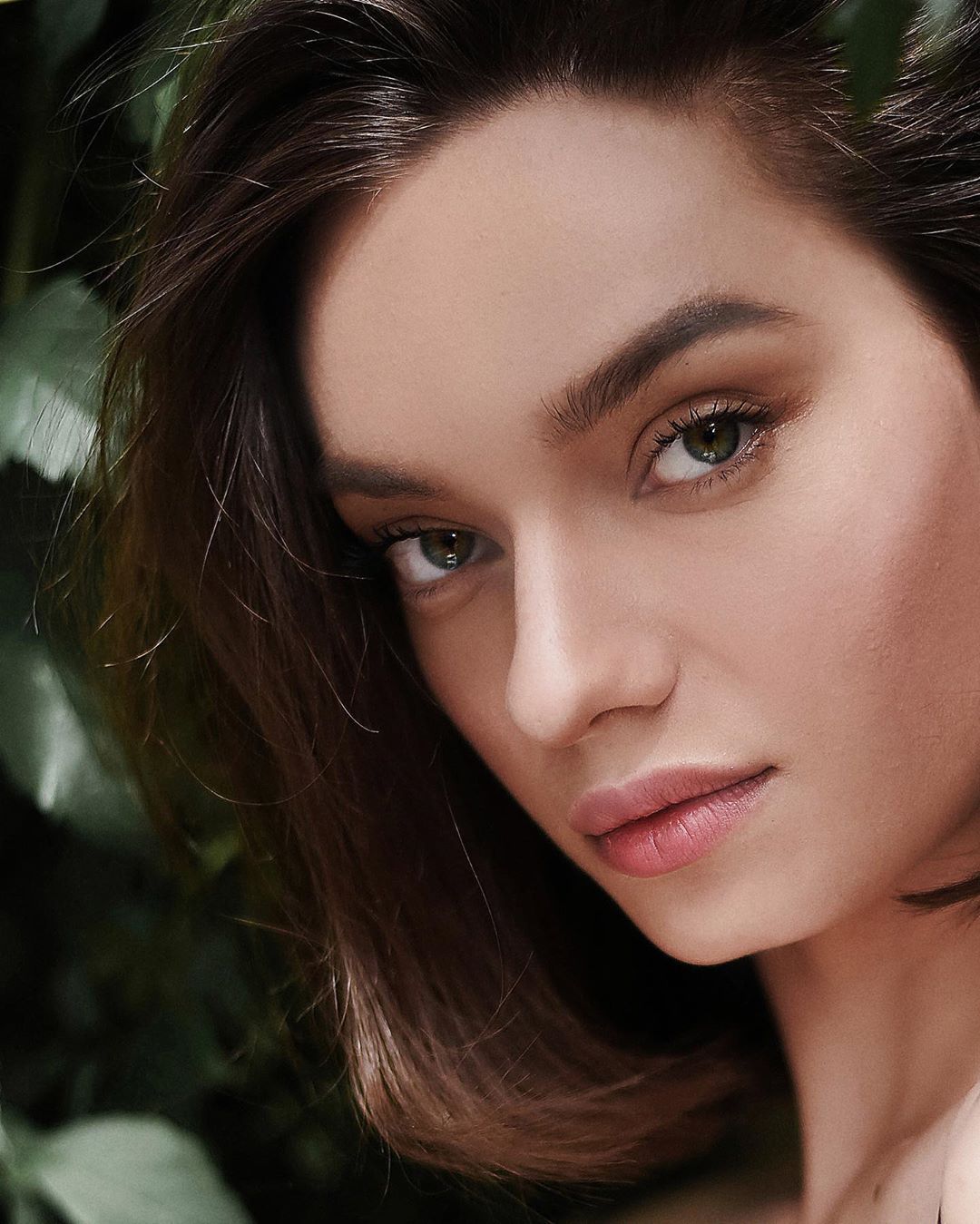 Зірка українського ТБ-шоу відрізала ножицями вії