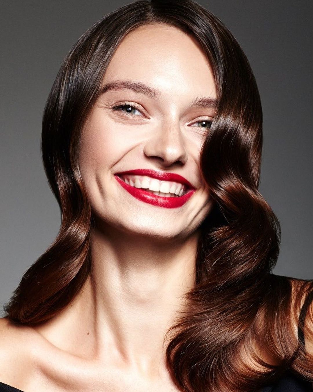 Зірка українського ТБ-шоу відрізала ножицями вії