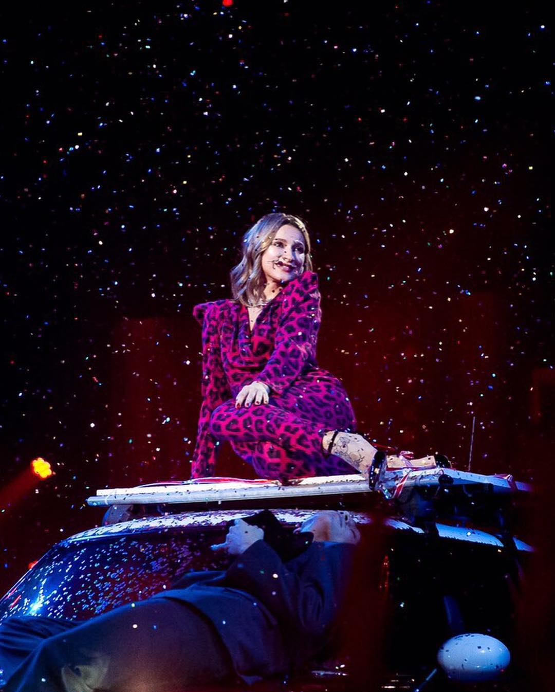 TAYANNA восхитила стильным леопардовым нарядом на съемках новогоднего шоу