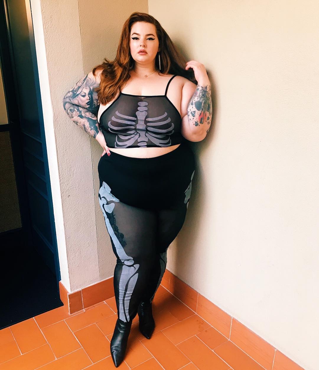 Пишнотіла модель вразила прозорим костюмом на Геловін