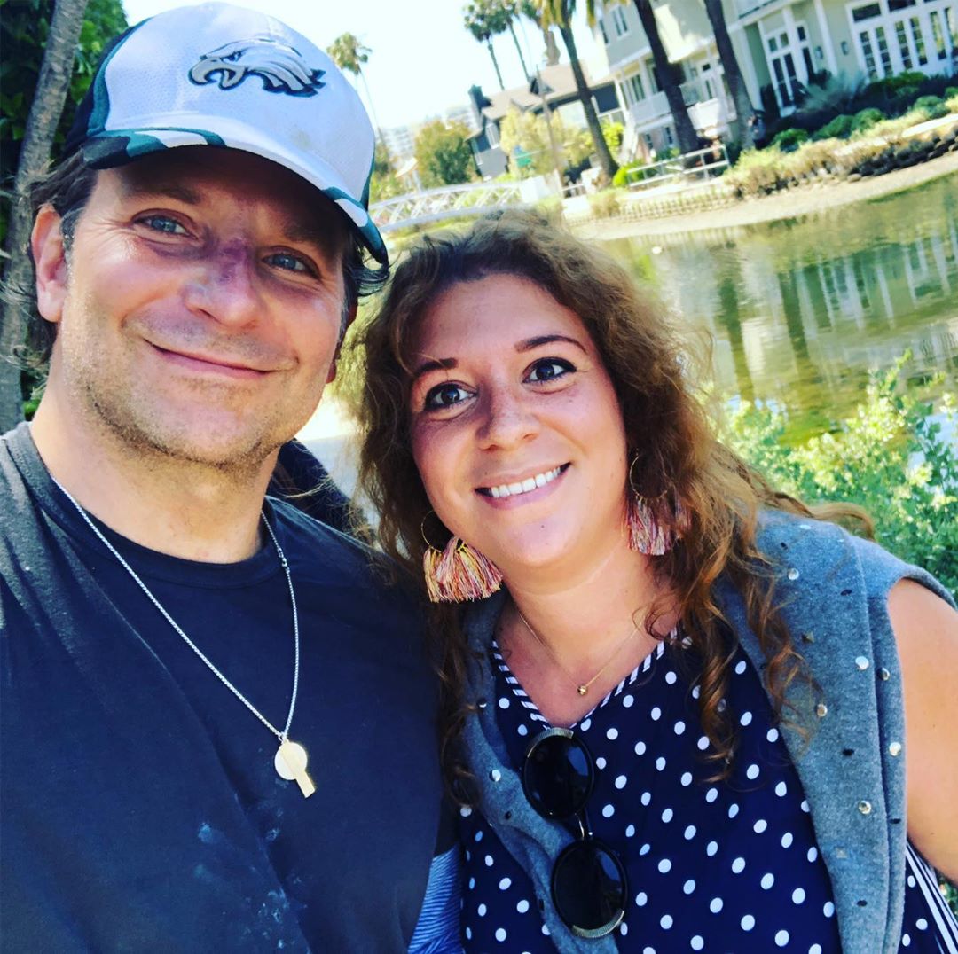 Жінка-загадка: стильна Ірина Шейк заінтригувала прихильників новими фото без макіяжа