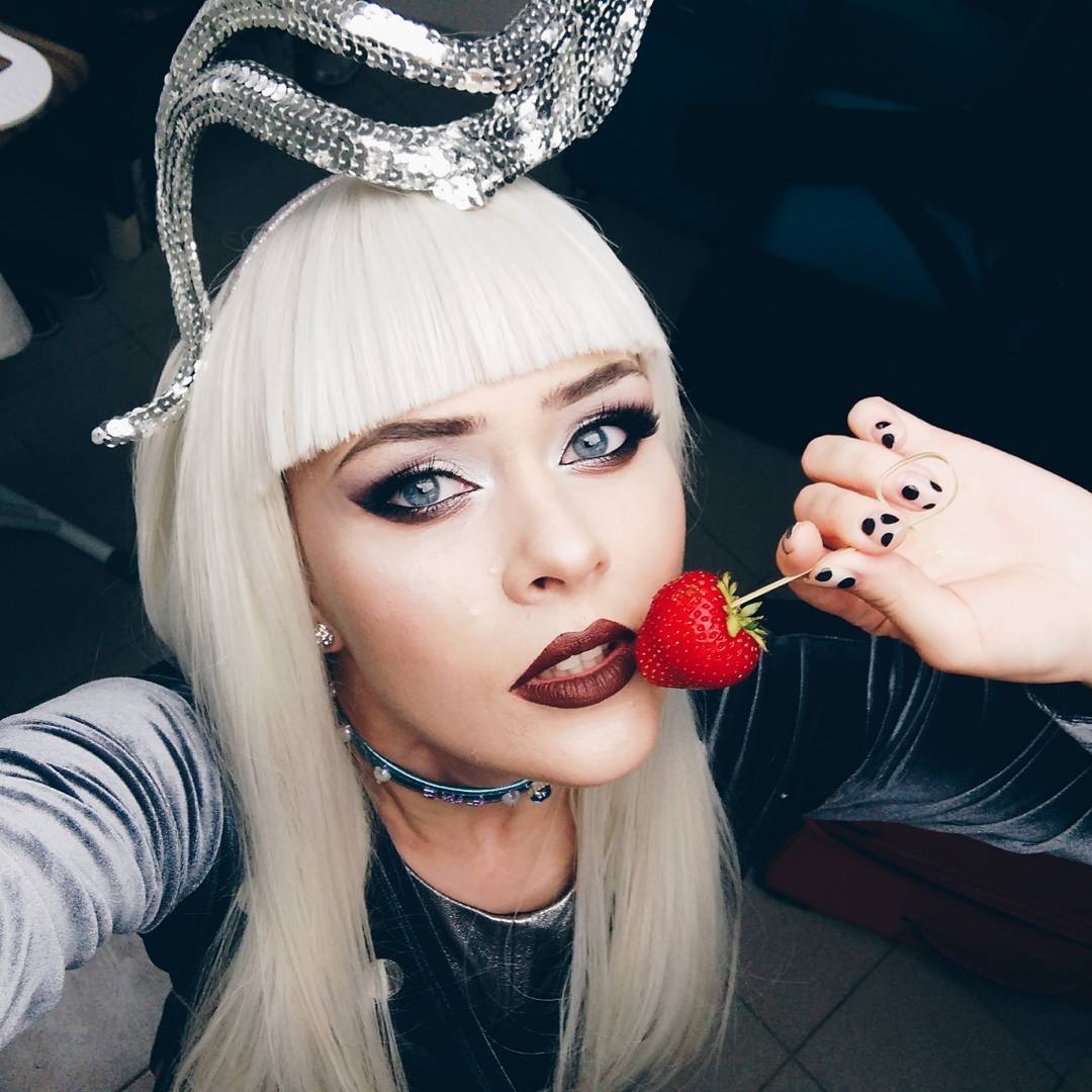 &quot;Я ненасытная, хочу большего&quot;: яркие образы неповторимой именинницы Юлии Саниной