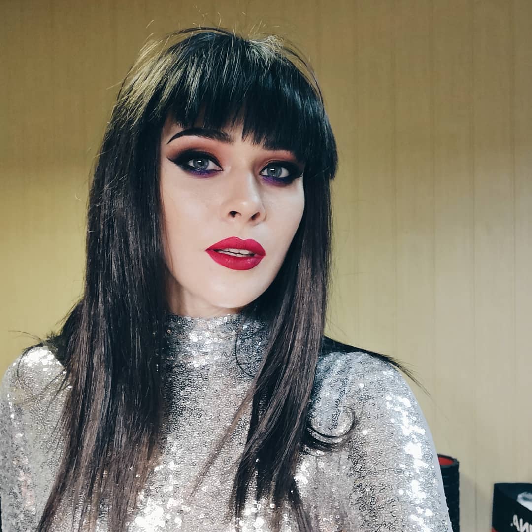 Яркая Юля Санина