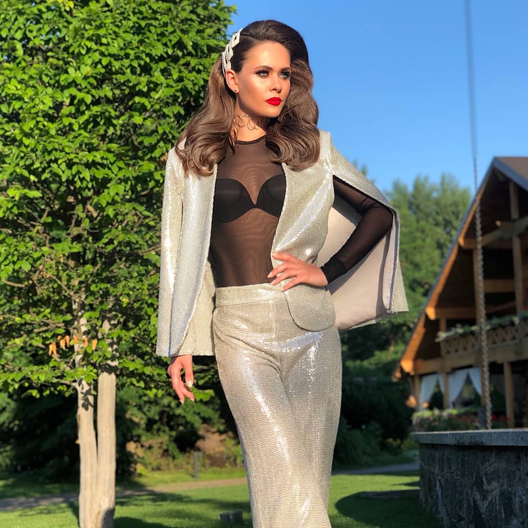 Шикарна жінка: солістка The Hardkiss в прозорій блузці схвилювала ефектним образом