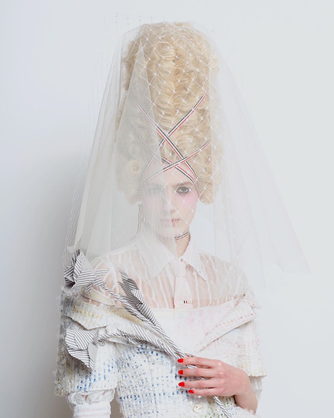 Россыпи золота, элементы пирсинга и накладные скулы: самые необычные мейк-ап тренды Недели моды в Париже