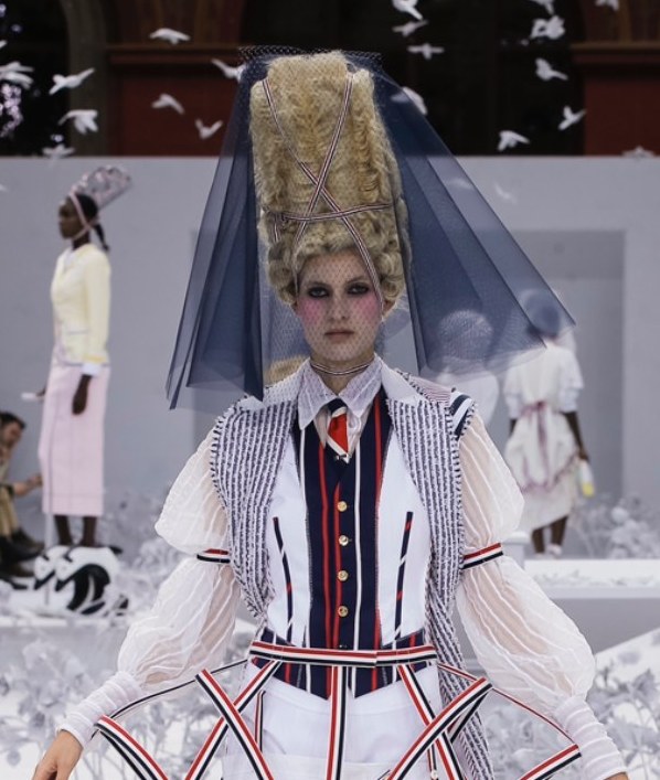 Россыпи золота, элементы пирсинга и накладные скулы: самые необычные мейк-ап тренды Недели моды в Париже