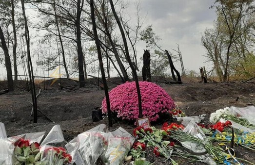 В Харькове попрощались с погибшими в катастрофе Ан-26: место трагедии усыпано цветами