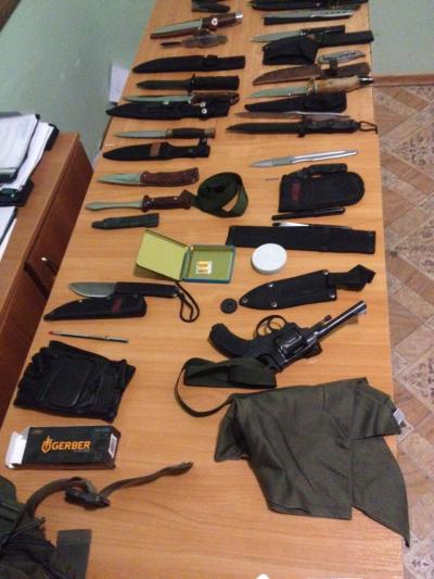 На кордоні з Молдовою затримали українця з 27 ножами і пістолетом