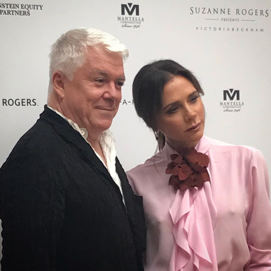 Ніжна блуза і яскраві туфлі: Вікторія Бекхем вчить поєднувати речі контрастних відтінків