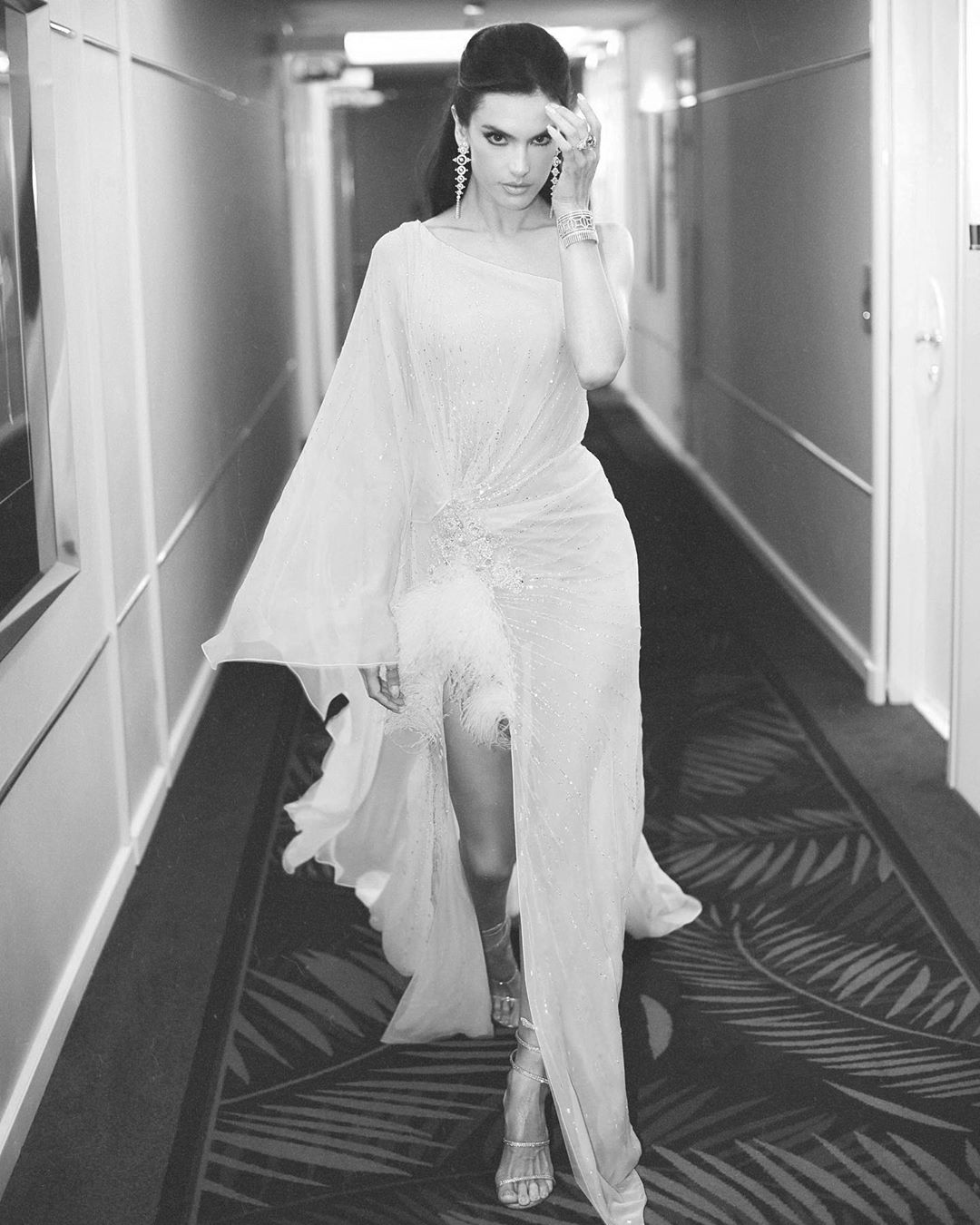 Роковая красотка: Алессандра Амбросио восхитила стройной фигурой в роскошном платье