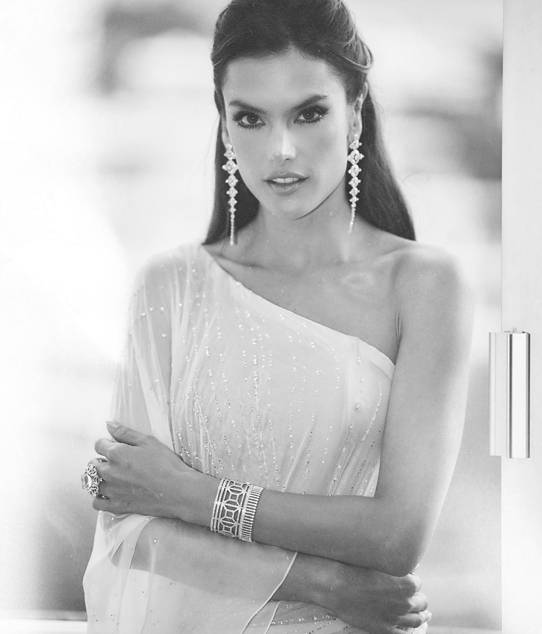 Роковая красотка: Алессандра Амбросио восхитила стройной фигурой в роскошном платье