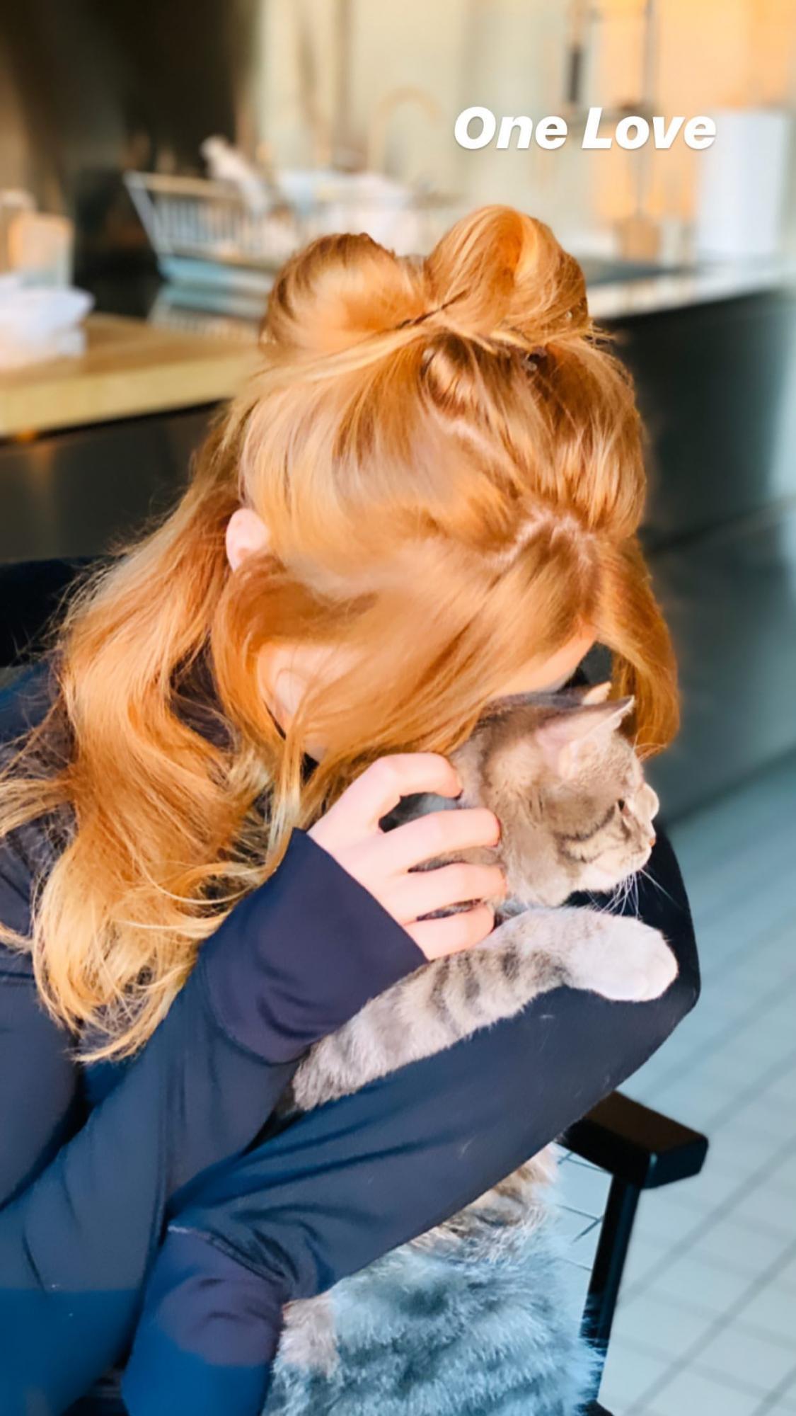 Тина Кароль в облегающем комбинезоне с прозрачным верхом покоряет гибкостью кошки