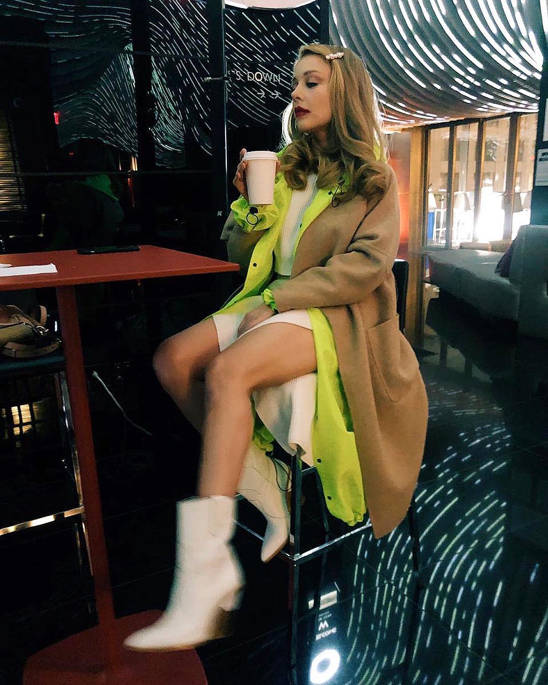 Витончена краса: розкішна Тіна Кароль блиснула стрункими ніжками