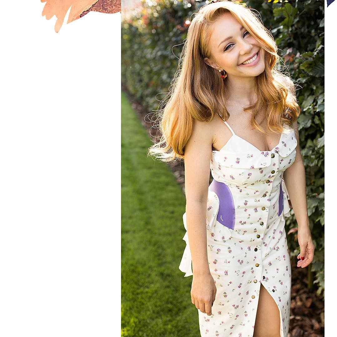 Тіна Кароль у сукні theCOAT