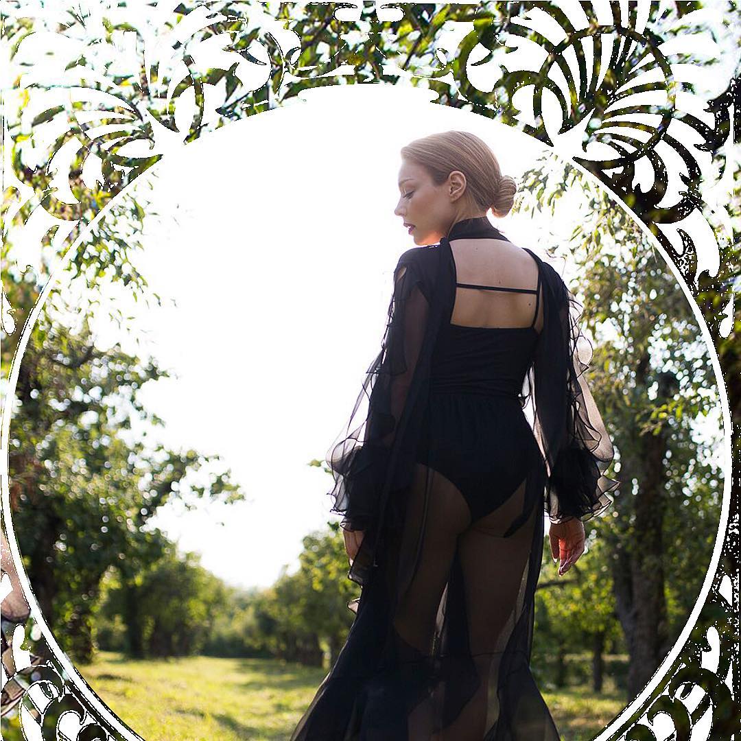 Королева модерна: Тина Кароль покорила новым образом в нюдовых тонах