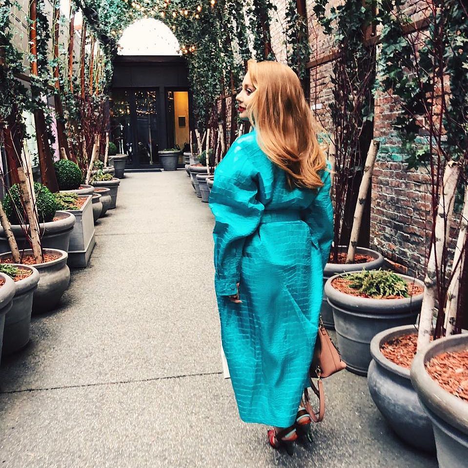 Справжня королева: Тіна Кароль приголомшила стильним образом в яскравому вбранні