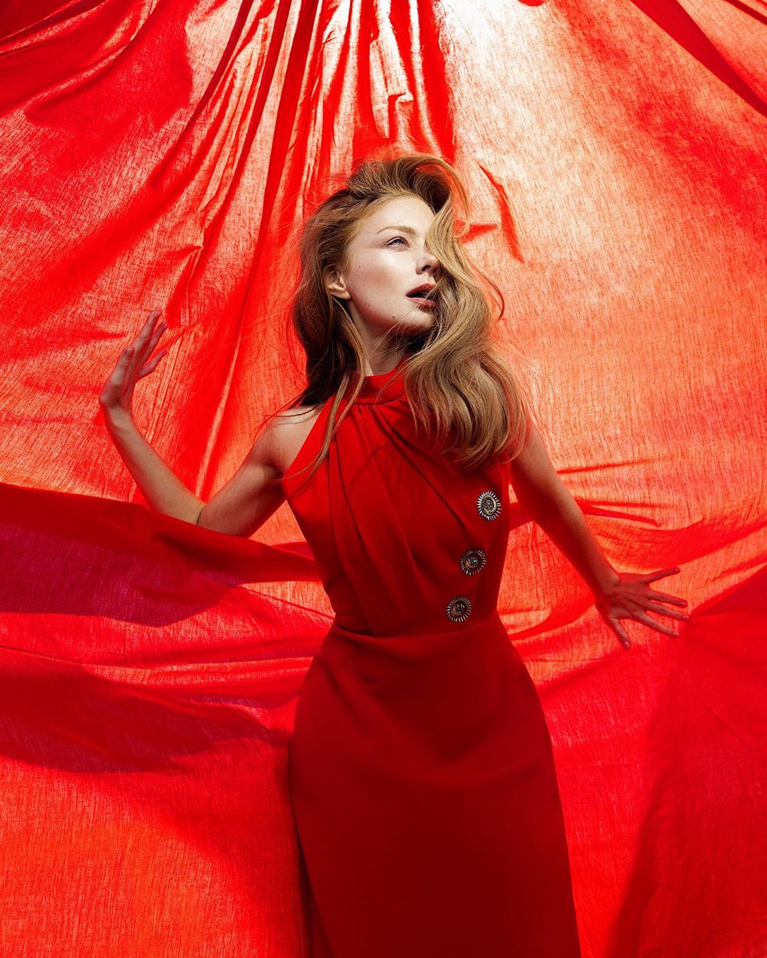 "Худенька": Тіна Кароль вразила нереально вузькою талією