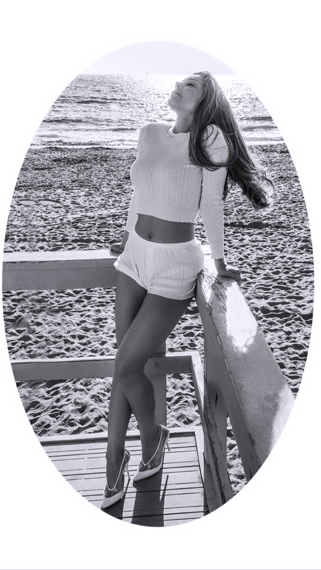 &quot;Тушите меня&quot;: Тина Кароль вдохновила идеальной фигурой на пленительном пляжном фото