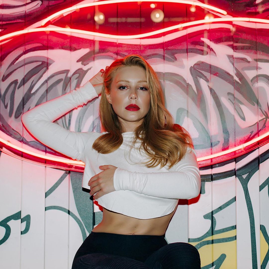 "Чому так жарко?" Тіна Кароль у короткому топі підкорила витонченою талією