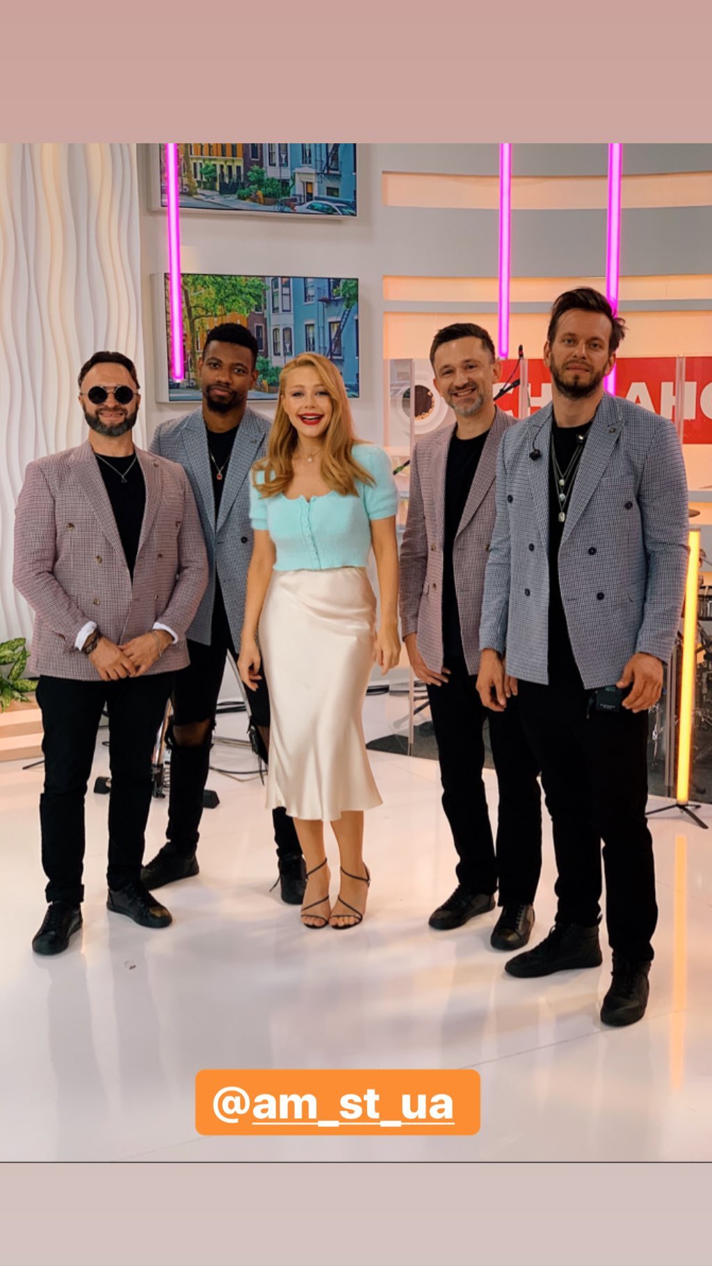 Спокусила всіх: Тіна Кароль в топі і облягаючій спідниці "запалила" під хіт "Вабити"