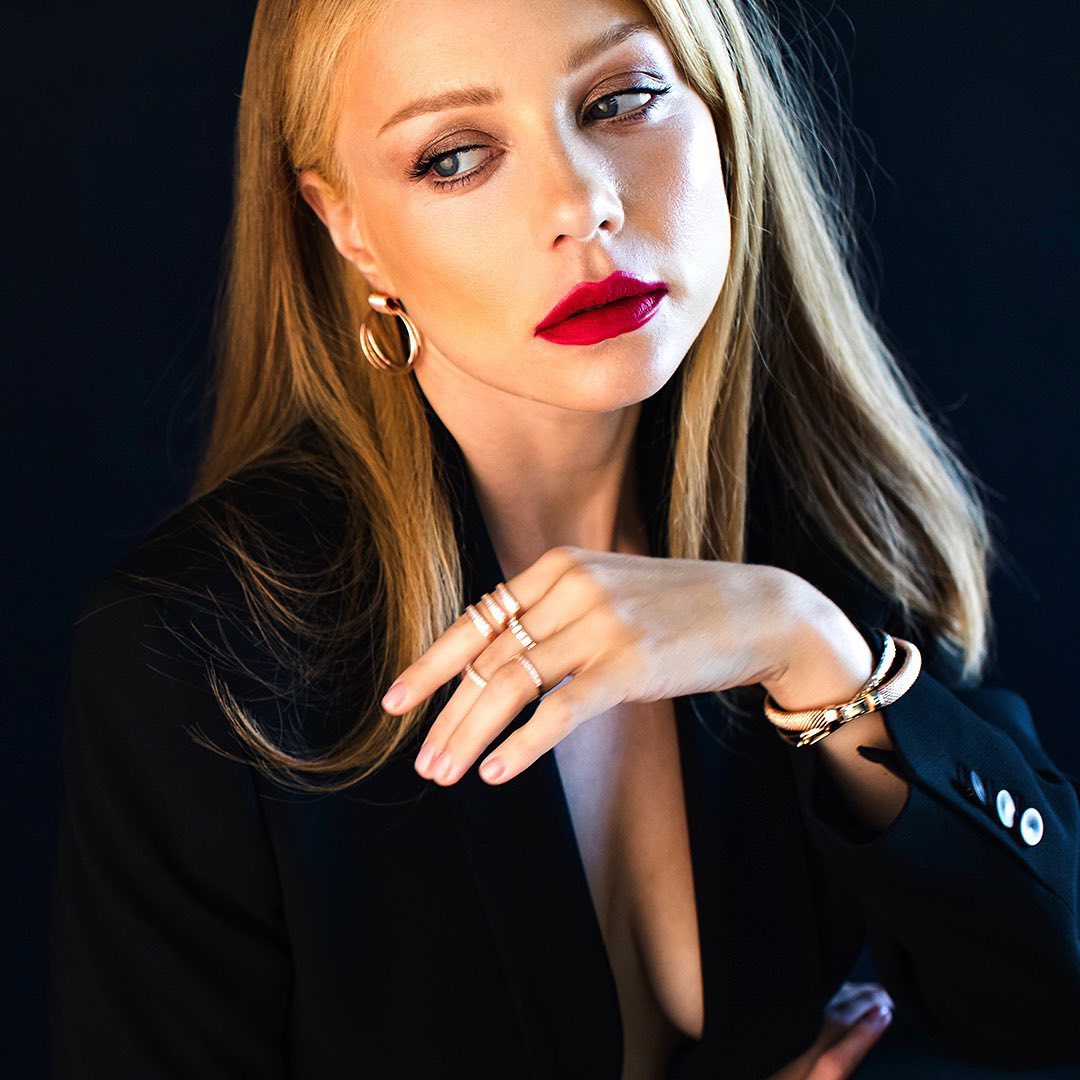 Мисс элегантность: Тина Кароль пленила кокетливой зоной декольте в жакете на голое тело