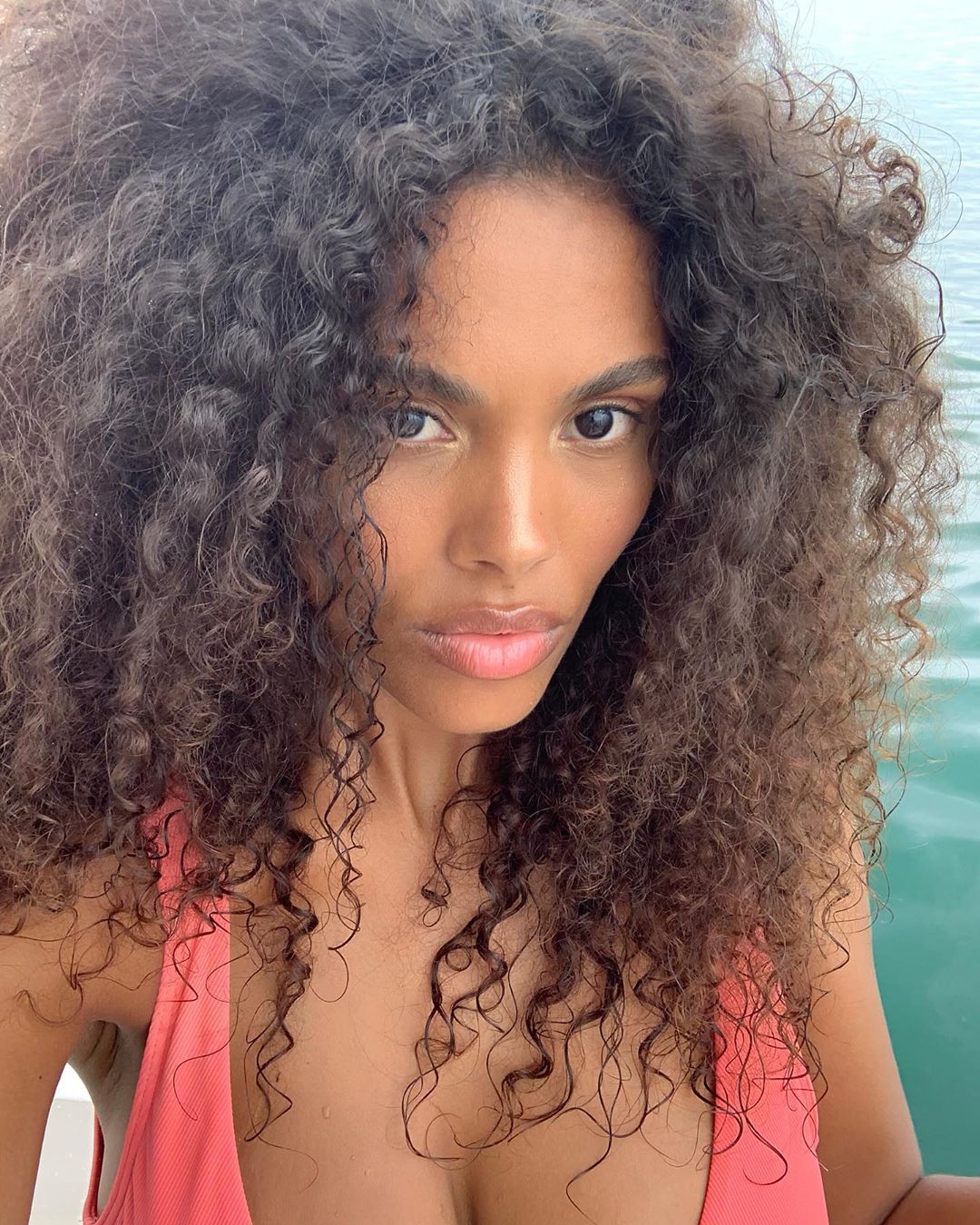 Молода і прекрасна: Тіна Кунакі блиснула розкішними грудьми у відвертому бікіні