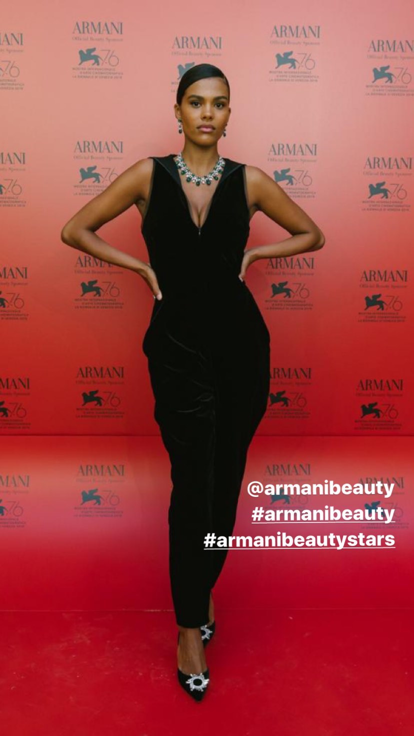 Ослепительна! Тина Кунаки подчеркнула пышную грудь стильным нарядом и изысканным колье